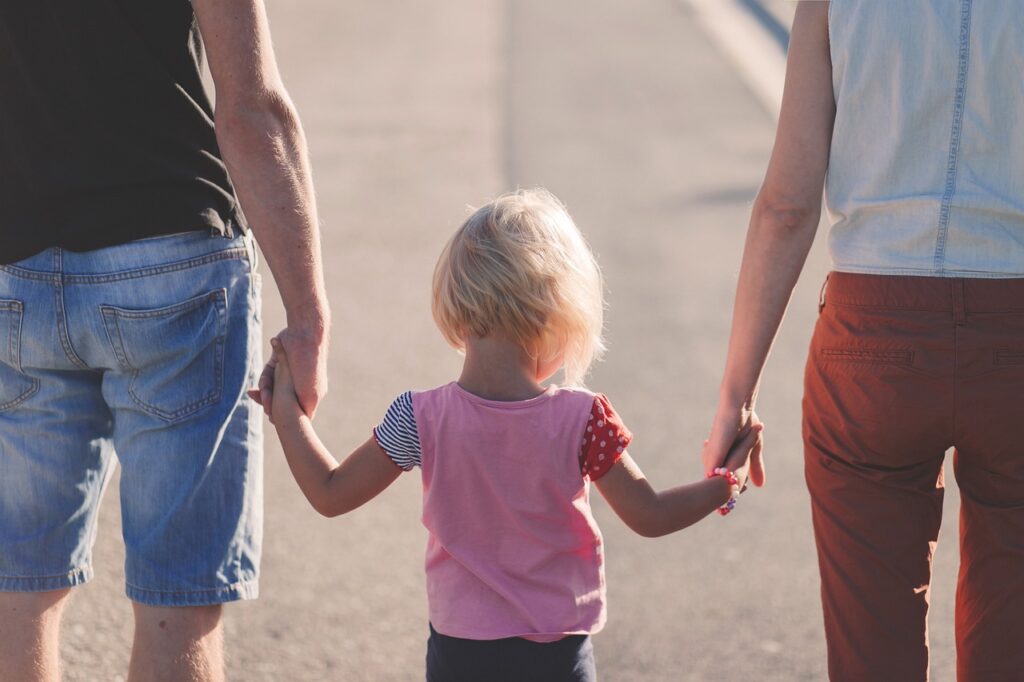 familia recoge a su hija primer dia de guarderia